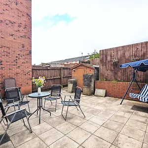 Large 4-bedrooms & 3 Bath Townhouse, Free Parking Liverpool